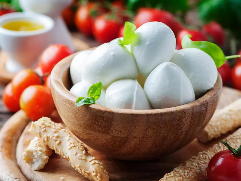 Mozzarella is the right choice for keeping fat and sodium low in your pizza.